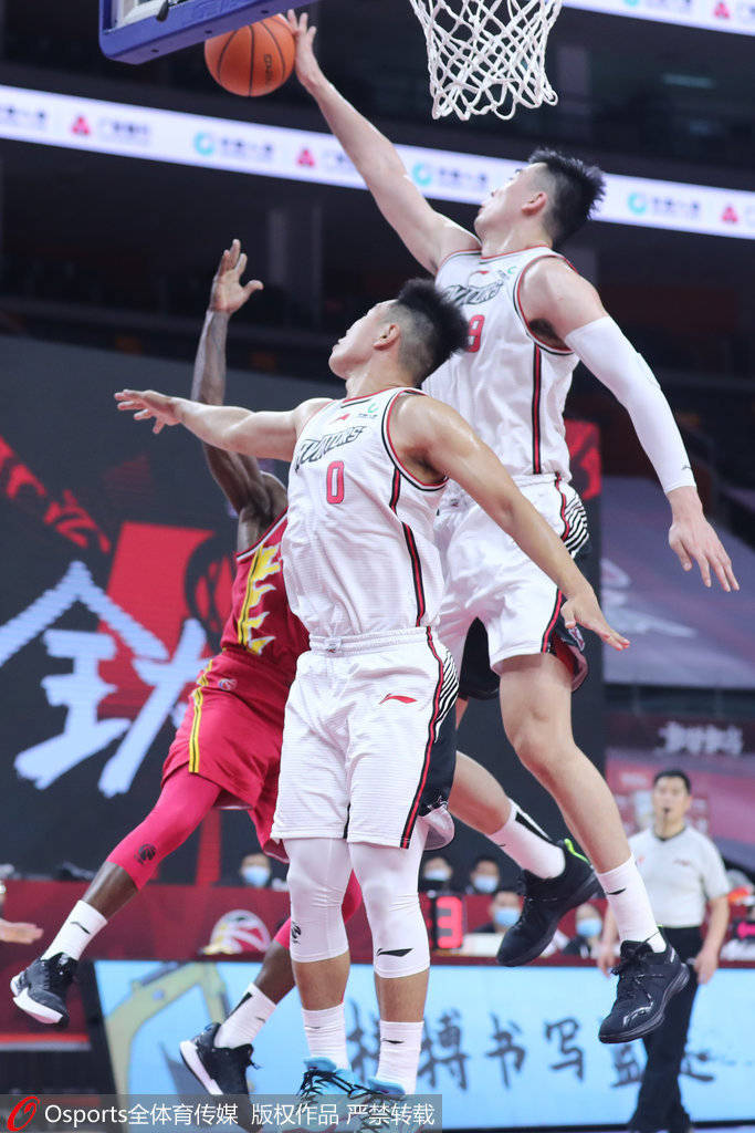 海南男篮击败对手，保持连胜