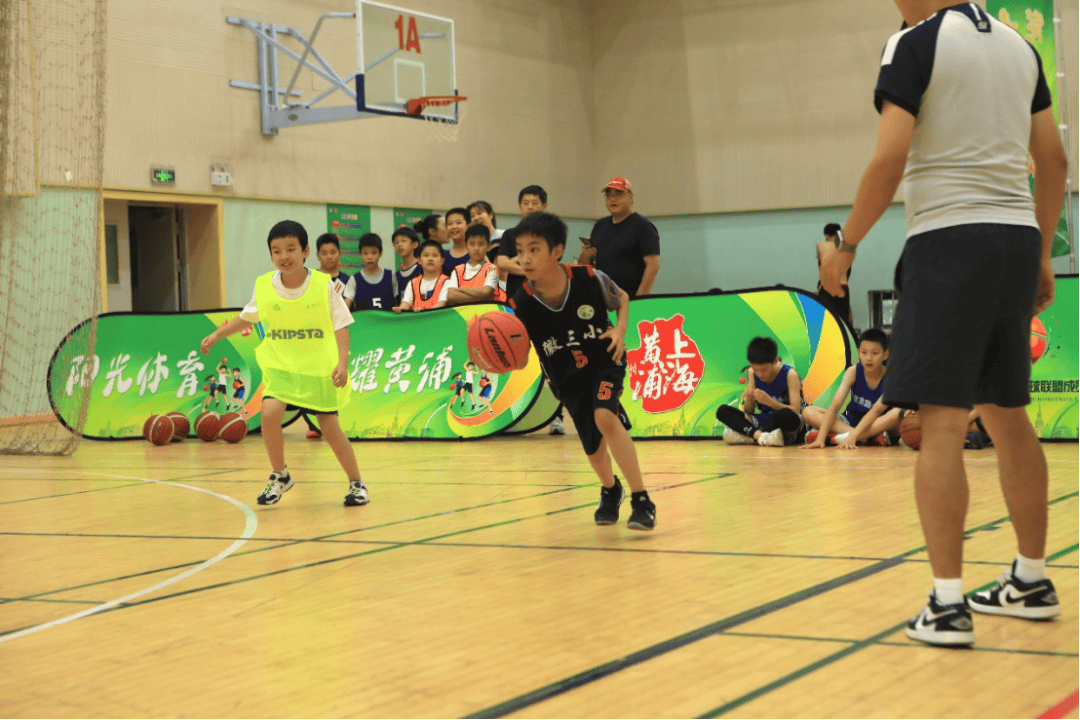 关于竞技场上火光四射，球员奋勇争先的信息