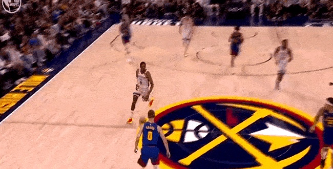 篮球比赛中球员们的高难度运球技巧令人惊叹