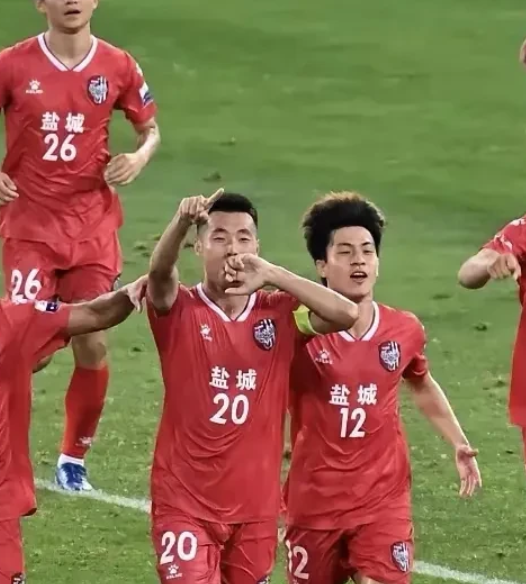 比赛期间球员们的拼搏精神深深感动球迷