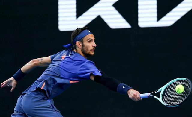 包含意大利网球队逆转西班牙网球队，克耶高斯打破历史纪录的词条