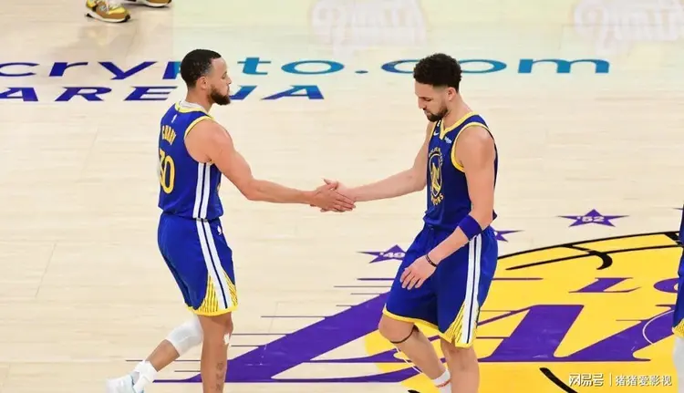 勇士强势波兰男篮，克莱送出助攻