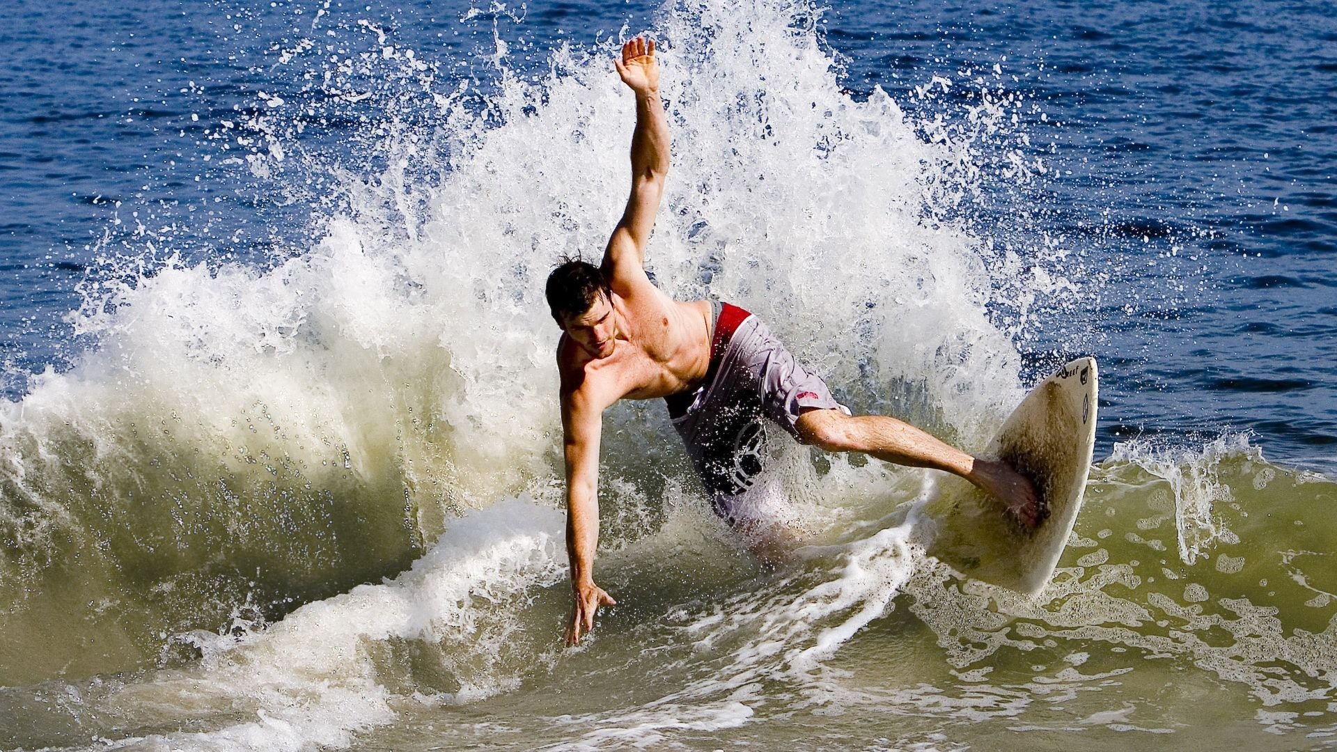 西甲德比烽烟再起，瑞士提前出线映照阿尔及利亚足球困局