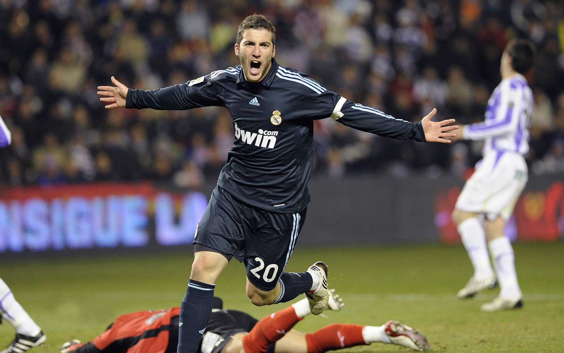 孤胆英雄的史诗之夜，利拉德全程高能输出，马刺鏖战热火铸就经典